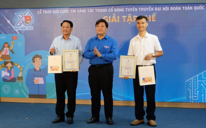 Trao giải Tập thể cho Nhà Văn hóa Thanh thiếu nhi thành phố Đồng Nai và CLB Mỹ thuật Hùng Mỹ (Phú Thọ)