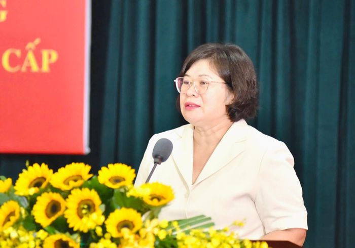 Phó Bí thư Thành ủy TP. Hồ Chí Minh Văn Thị Bạch Tuyết báo cáo tại hội nghị