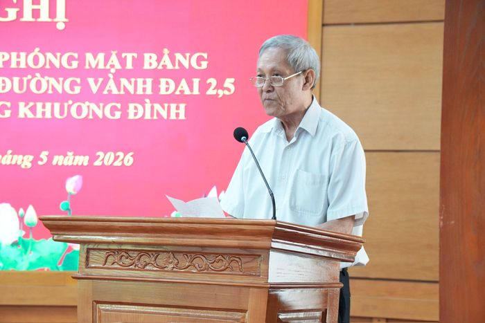 Ông Nguyễn Mạnh Cường, đại diện hộ gia đình số 232 phố Khương Trung phát biểu tại hội nghị.