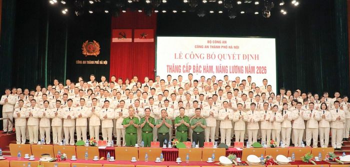 Ban giám đốc CATP cùng các đồng chí được thăng cấp bậc hàm, nâng lương cấp bậc chụp ảnh lưu niệm