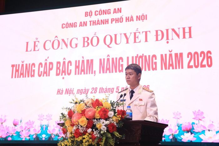 Thượng tá Hoàng Tâm, Phó Trưởng phòng Tổ chức cán bộ CATP công bố Quyết định thăng cấp bậc hàm, nâng lương năm 2026