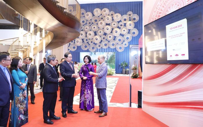 Chủ tịch Quốc hội Trần Thanh Mẫn và các đại biểu dự triển lãm "Hội đồng Nhân dân: Dấu ấn đổi mới - kiến tạo phát triển"
