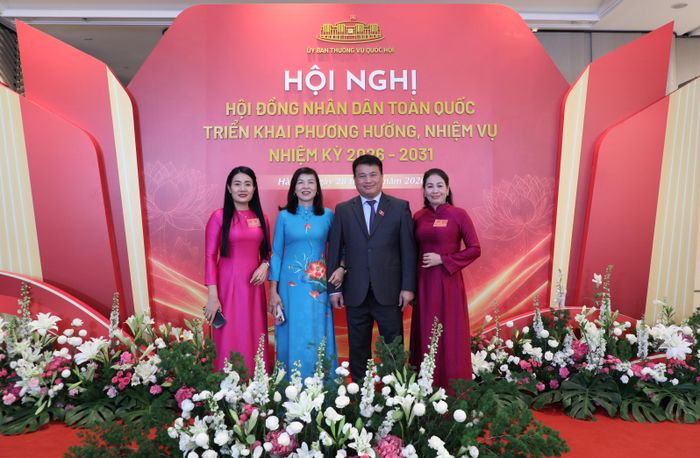 Đại biểu chụp ảnh bên lề hội nghị