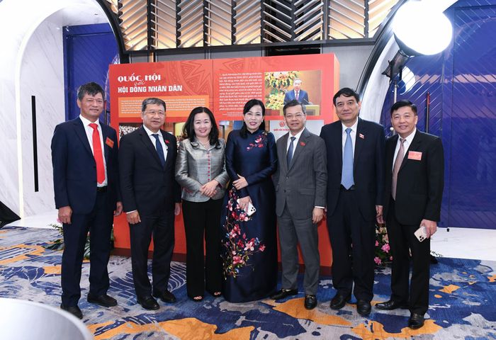 Đại biểu chụp ảnh bên lề hội nghị