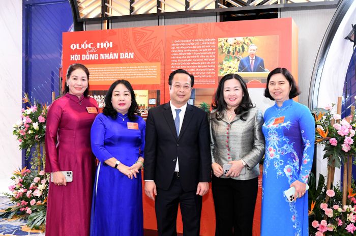 Đại biểu chụp ảnh bên lề hội nghị