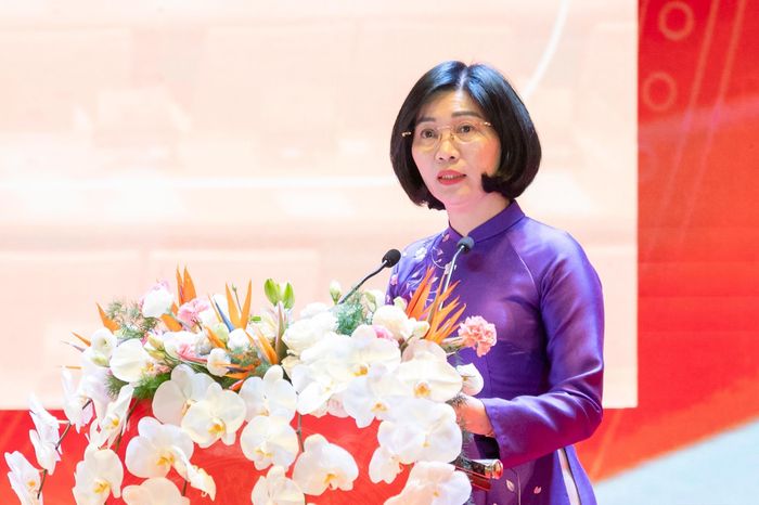 Chủ tịch HĐND thành phố Hà Nội Phùng Thị Hồng Hà trình bày tham luận tại Hội nghị