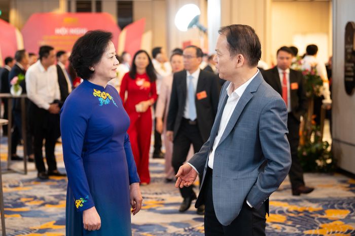 Đại biểu trao đổi bên lề hội nghị