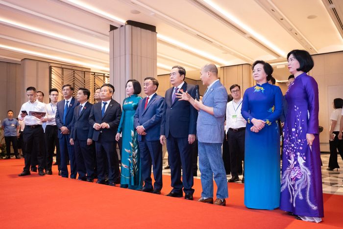 Chủ tịch Quốc hội Trần Thanh Mẫn, Thường trực Ban Bí thư Trần Cẩm Tú và các đại biểu dự triển lãm "Hội đồng Nhân dân: Dấu ấn đổi mới - kiến tạo phát triển"