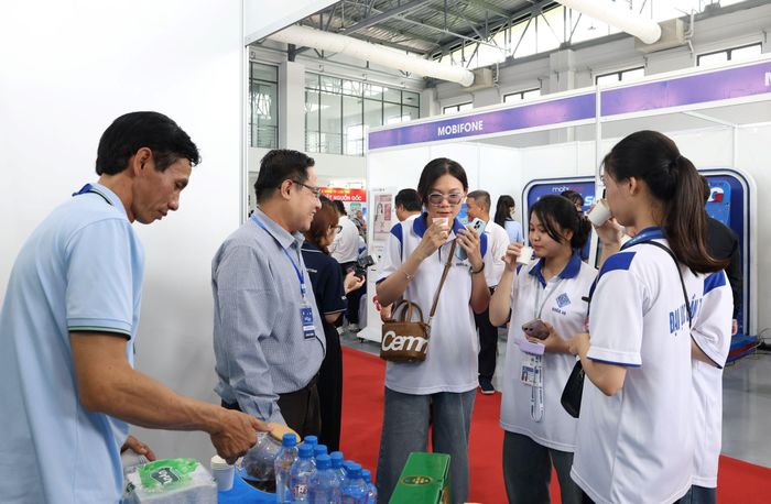 Các bạn sinh viên tham quan các gian hàng trưng bày sản phẩm OCOP và thưởng thức sản phẩm trà túi lọc đông trùng hạ thảo của Trung tâm nghiên cứu ứng dụng và dịch vụ khoa học công nghệ Đồng Tháp - Ảnh: Nguyễn Hành