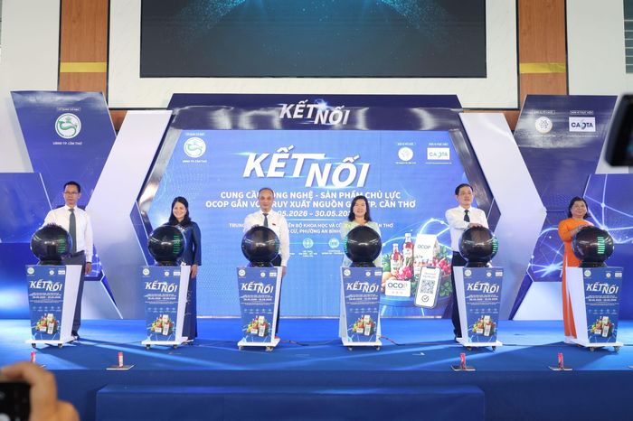 Các đại biểu thực hiện nghi thức khai mạc hoạt động “Kết nối cung cầu công nghệ - Sản phẩm chủ lực, OCOP gắn với truy xuất nguồn gốc thành phố Cần Thơ năm 2026”. Ảnh: Nguyễn Hành