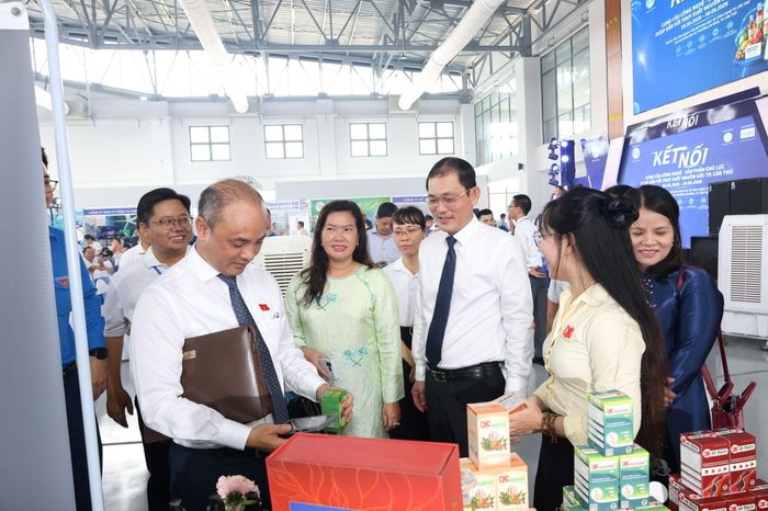Phó Chủ nhiệm Ủy ban Khoa học, Công nghệ và Môi trường Nguyễn Phương Tuấn và lãnh đạo TP. Cần Thơ tham quan các gian hàng trưng bày sản phẩm chủ lực, sản phẩm OCOP. Ảnh: Nguyễn Hành