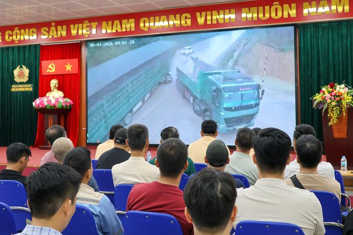 Hội nghị tổ chức trình chiếu các video tai nạn giao thông liên quan đến xe vận tải hàng hóa
