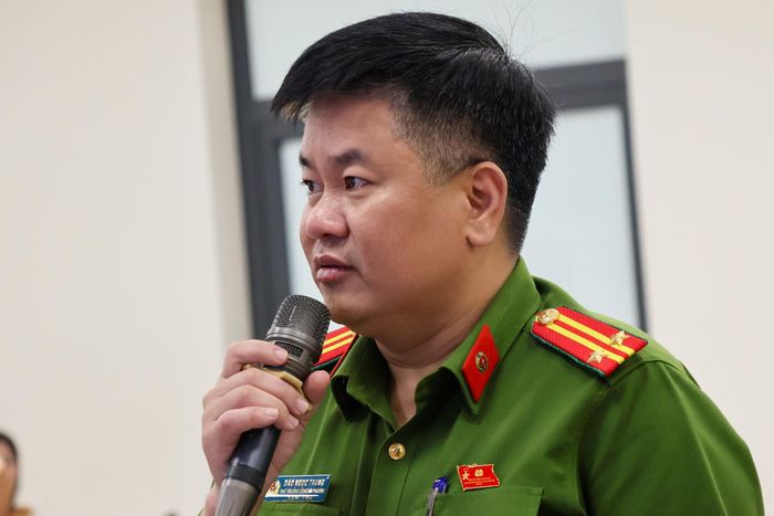 Trung tá Đào Ngọc Trung, Phó Trưởng Công an phường Đống Đa phát biểu tại hội nghị