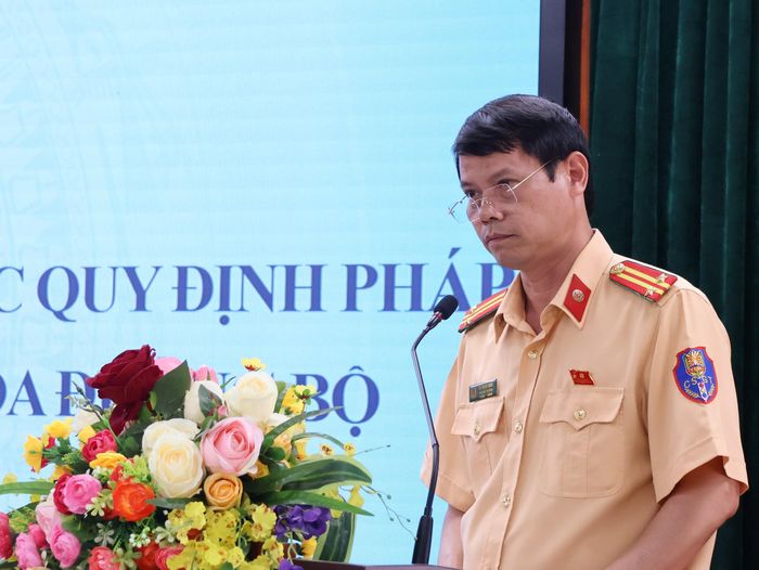 Trung tá Vũ Mạnh Nam, Phó Đội trưởng Đội CSGT đường bộ số 3 phát biểu tại hội nghị