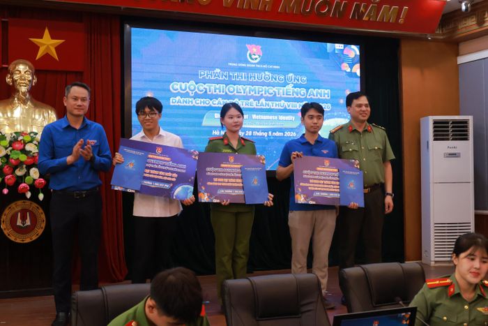 3 thí sinh xuất sắc tại 3 bảng thi tại điểm cầu Hà Nội.