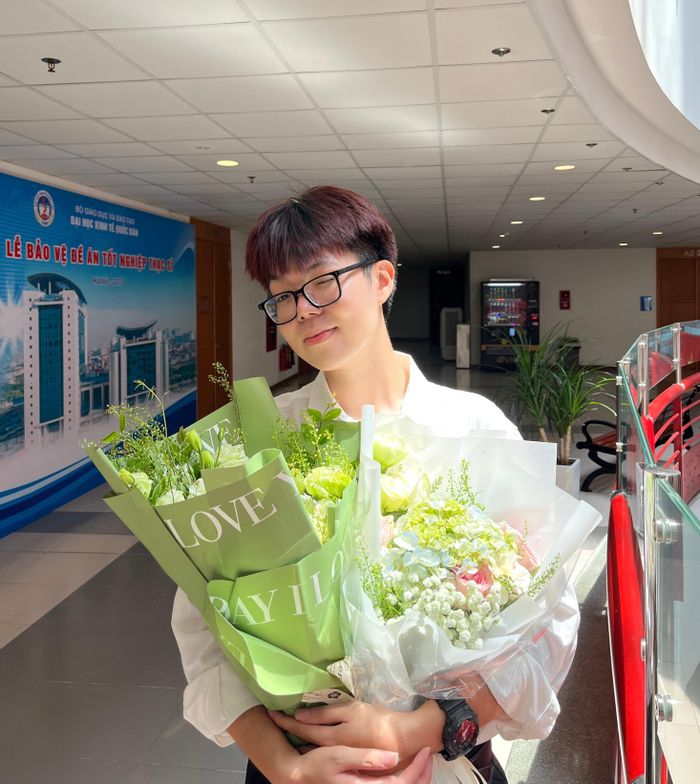 Với nam sinh NEU, GPA 4.0 hay danh hiệu thủ khoa suy cho cùng cũng chỉ là một dấu mốc đẹp của tuổi trẻ, không phải “chiếc chìa khóa vạn năng” đảm bảo cho thành công tương lai. Ảnh: NVCC