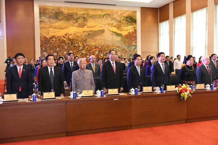 Các đại biểu thực hiện nghi thức chào cờ