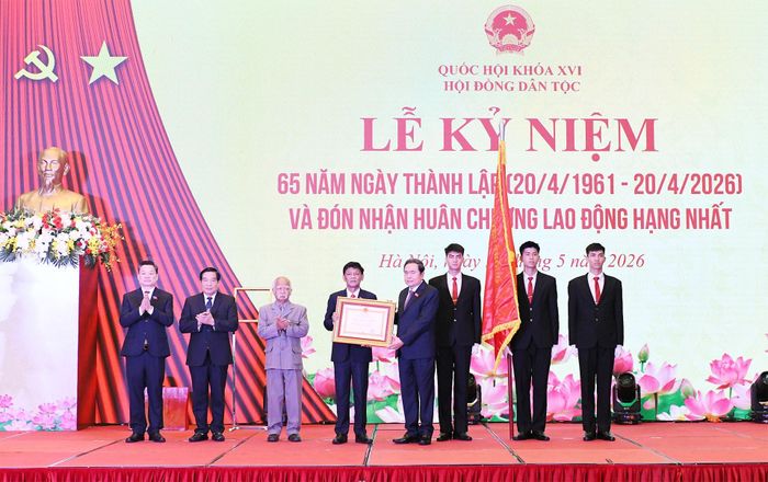 Thay mặt lãnh đạo Đảng và Nhà nước, Chủ tịch Quốc hội Trần Thanh Mẫn trao Huân chương Lao động hạng Nhất tặng Hội đồng Dân tộc