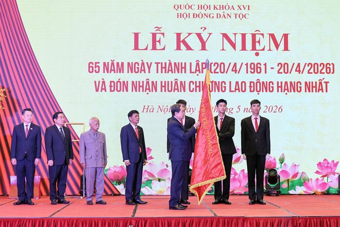 Thay mặt lãnh đạo Đảng và Nhà nước, Chủ tịch Quốc hội Trần Thanh Mẫn trao Huân chương Lao động hạng Nhất tặng Hội đồng Dân tộc