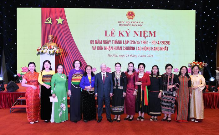 Phó Chủ tịch Thường trực Quốc hội Đỗ Văn Chiến và các đại biểu tại Lễ kỷ niệm