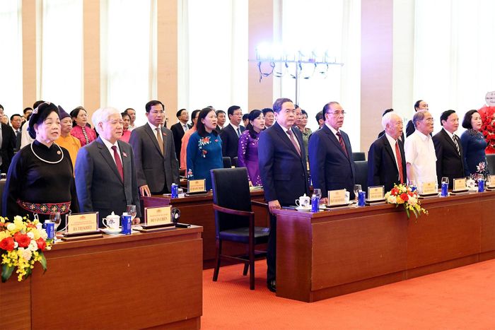 Nguyên Tổng Bí thư Nông Đức Mạnh, Chủ tịch Quốc hội Trần Thanh Mẫn, nguyên Chủ tịch Quốc hội Nguyễn Văn An, nguyên Chủ tịch Quốc hội Nguyễn Sinh Hùng và các đại biểu thực hiện nghi thức chào cờ