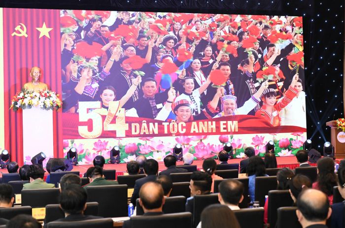 Các đại biểu xem phim tài liệu 65 năm thành lập Hội đồng Dân tộc