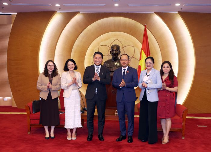 Phó Chủ nhiệm Ủy ban Quốc phòng, An ninh và Đối ngoại Đinh Công Sỹ chụp ảnh lưu niệm cùng Tham tán Đại sứ quán Nhật Bản tại Việt Nam Fujinuma Atsuyuki