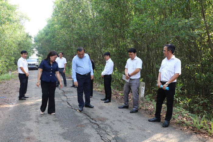 Đoàn khảo sát thực tế các vị trí xuống cấp, ngập úng trên tuyến đường tuần tra biên giới