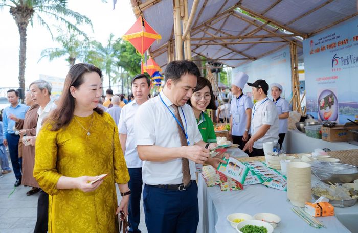 Lãnh đạo thành phố Huế tham quan các gian hàng. Ảnh: BTC