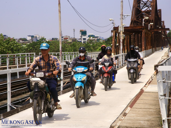 Mật độ xe lưu thông trên cầu vào lúc 11h trưa ngày 28/5 tương đối tấp nập. Ảnh: Vũ Miên/MekongASEAN