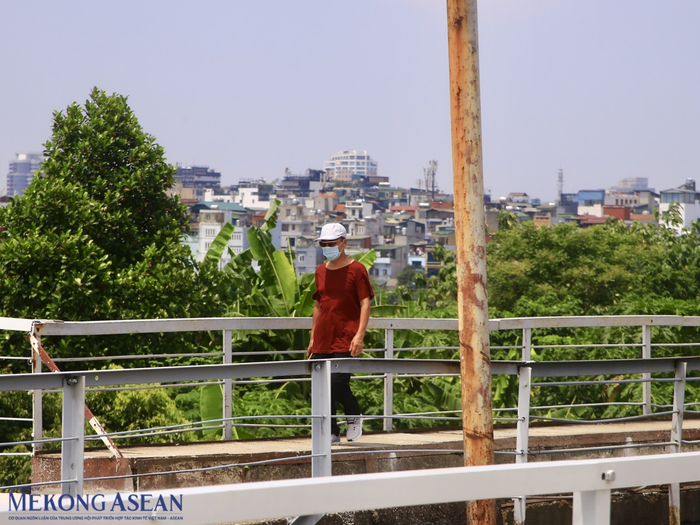 Nhiều người dân có thói quen đi bộ tập thể dục trên cầu. Ảnh: Vũ Miên/MekongASEAN