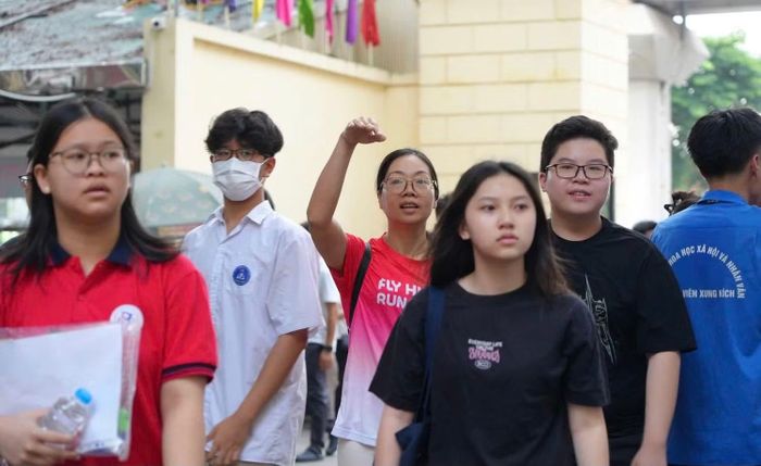 Cuộc đua vào lớp 10 của Hà Nội năm nay được đánh giá là "khốc liệt" khi chỉ có khoảng 55% học sinh lớp 9 có cơ hội vào trường công.