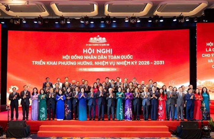  Chủ tịch Quốc hội Trần Thanh Mẫn và các đồng chí lãnh đạo chụp ảnh lưu niệm cùng các đại biểu tham dự hội nghị 