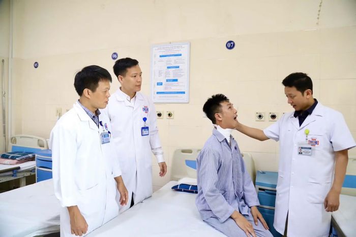 TS.BS Ngô Xuân Quý khám lại cho bệnh nhân sau phẫu thuật.
