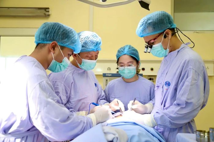 Các bác sĩ đang phẫu thuật triệt căn và tạo hình lại lưỡi cho bệnh nhân.