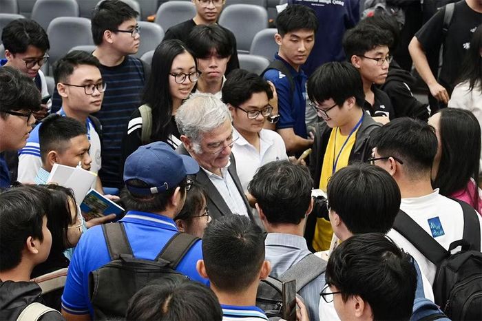 Giáo sư Serge Haroche và các em sinh viên Trường Đại học Bách khoa, Đại học Quốc gia, TP Hồ Chí Minh. Ảnh: Đại sứ quán Pháp.