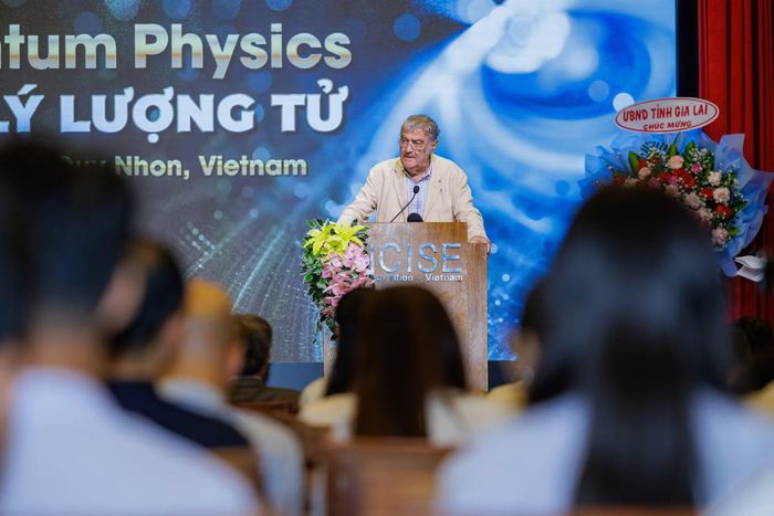 Giáo sư Serge Haroche tại Lễ Khai mạc Hội nghị 100 năm Vật lý lượng tử sáng ngày 7/10/2025. Ảnh: Trung tâm ICISE