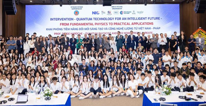 Giáo sư Serge Haroche giao lưu với sinh viên tại Trung Tâm Đổi mới Sáng tạo Quốc Gia ở Hà Nội sáng 3/10/2025.