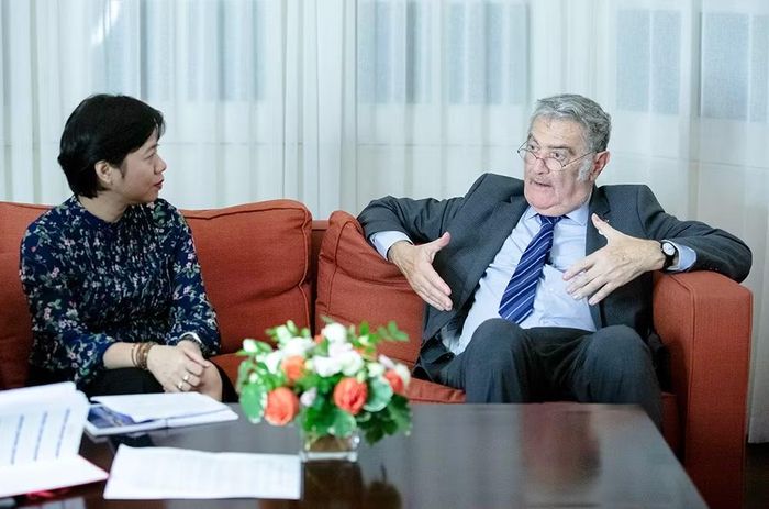  Giáo sư Serge Haroche trao đổi với phóng viên Chuyên đề ANTG Giữa tháng - Cuối tháng. Ảnh: Bình Nguyễn 
