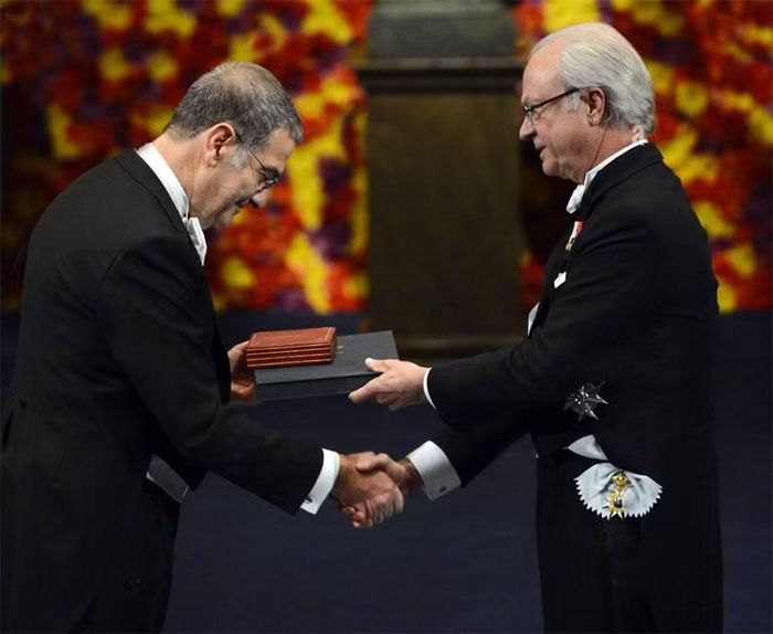 Giáo sư Serge Haroche nhận Giải Nobel Vật lý từ Quốc vương Carl XVI Gustaf của Thụy Điển tại lễ trao giải ở Nhà hát Hòa nhạc Stockholm, ngày 10/12/2012.