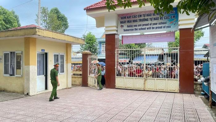 Công an phường Bình Phước giữ an ninh, trật tự tại Hội đồng thi Trường THCS Tân Phú.