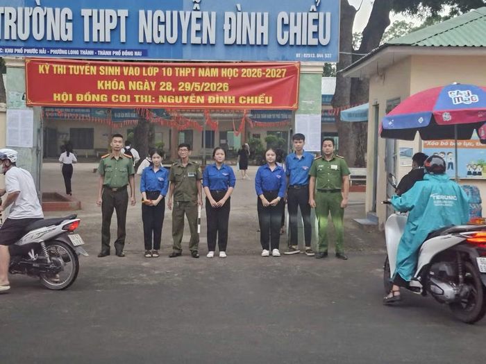 Công an phường Long Thành phối hợp các lực lượng bảo vệ tại điểm thi Trường THPT Nguyễn Đình Chiểu.