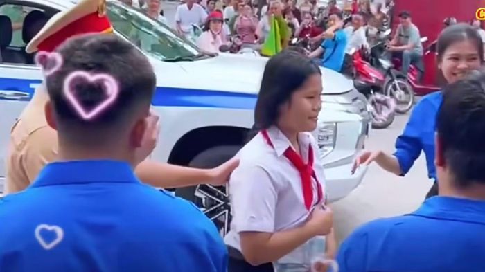 Thí sinh vui mừng khi được CSGT đưa đến điểm thi kịp thời. Ảnh cắt từ clip.