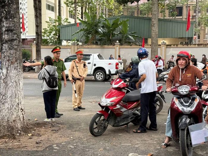 CSGT và Công an phường Long Thành điều tiết giao thông trước điểm thi.