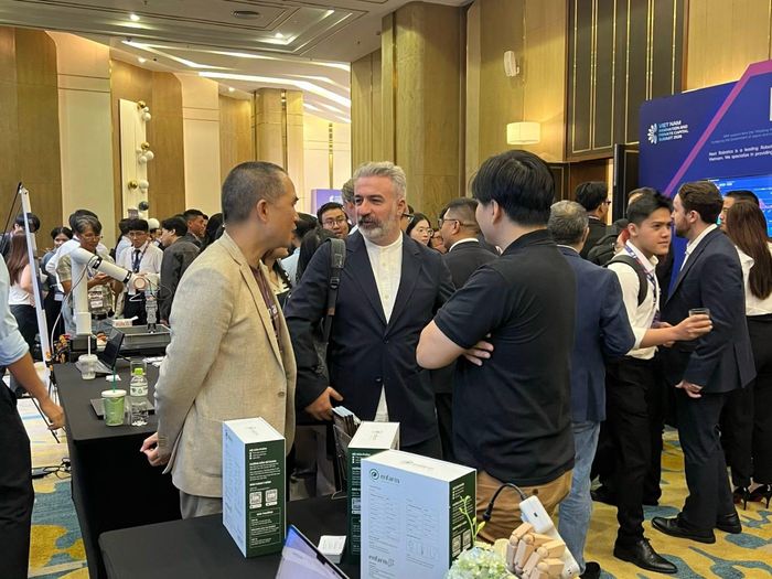 Các nhà đầu tư nước ngoài và doanh nghiệp công nghệ của Việt Nam trao đổi tại diễn đàn.