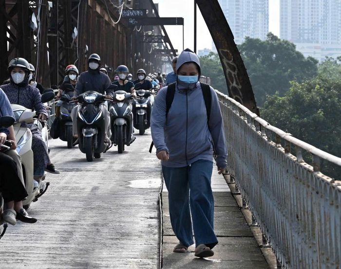 Người đi bộ có thể thong dong trên cây cầu sau nhiều ngày tạm dừng hoạt động.