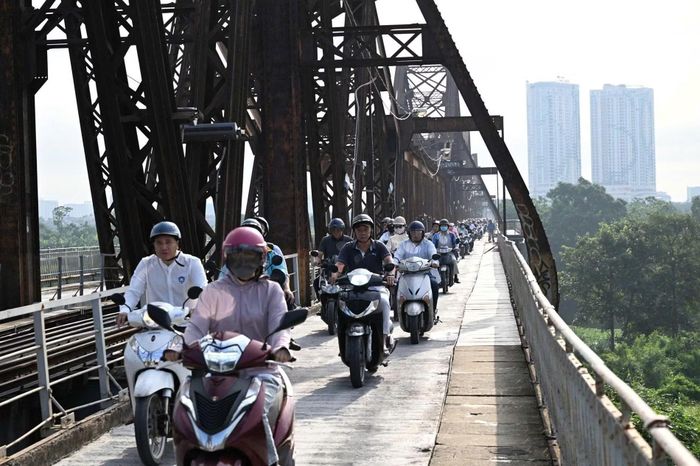 Mặt bằng cây cầu và hành lang dành cho người đi bộ khá bằng phẳng với thảm bê tông mới.