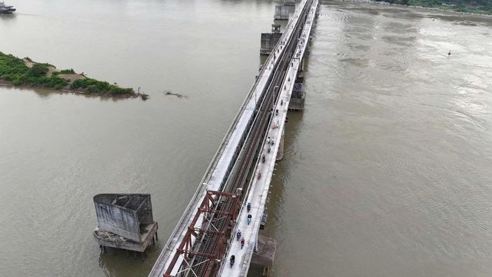 Sau 2 tháng tạm dừng hoạt động cầu Long Biên để sửa chữa, sáng nay cầu Long Biên đã được thông xe trở lại.