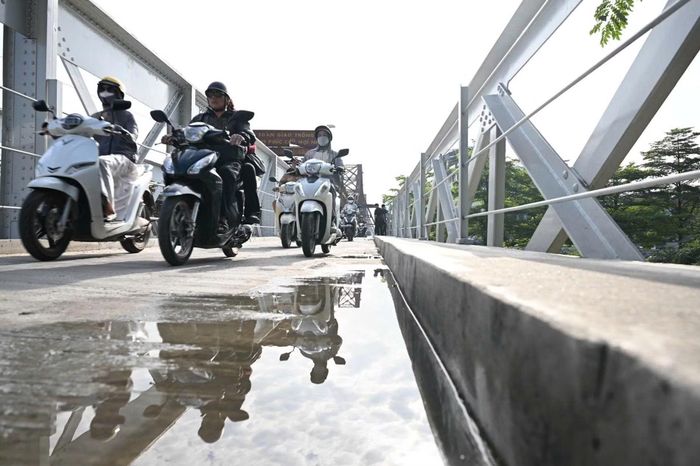 Sáng sớm, mặt cầu làn từ phường Bồ Đề sang Hoàn Kiếm vẫn còn đọng lại vũng nước do cơn mưa lớn đêm qua.