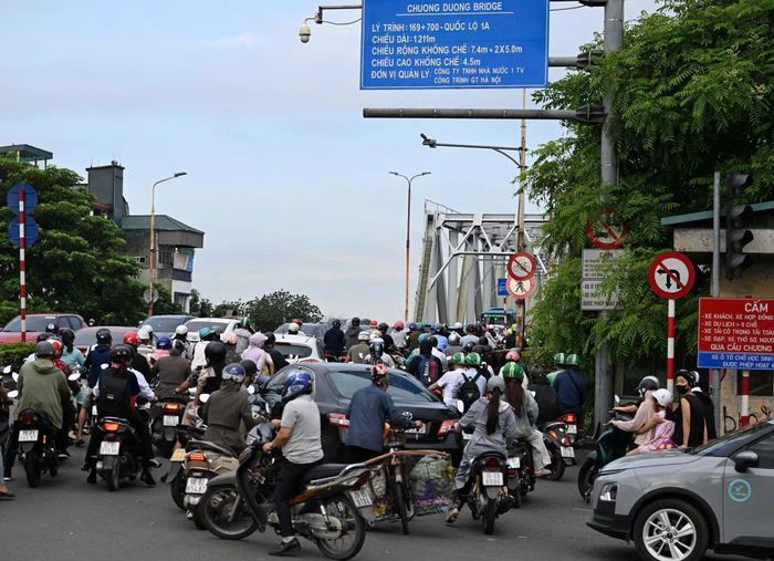 Cầu Long Biên thông xe trở lại giảm áp lực quá tải cho cây cầu Chương Dương.